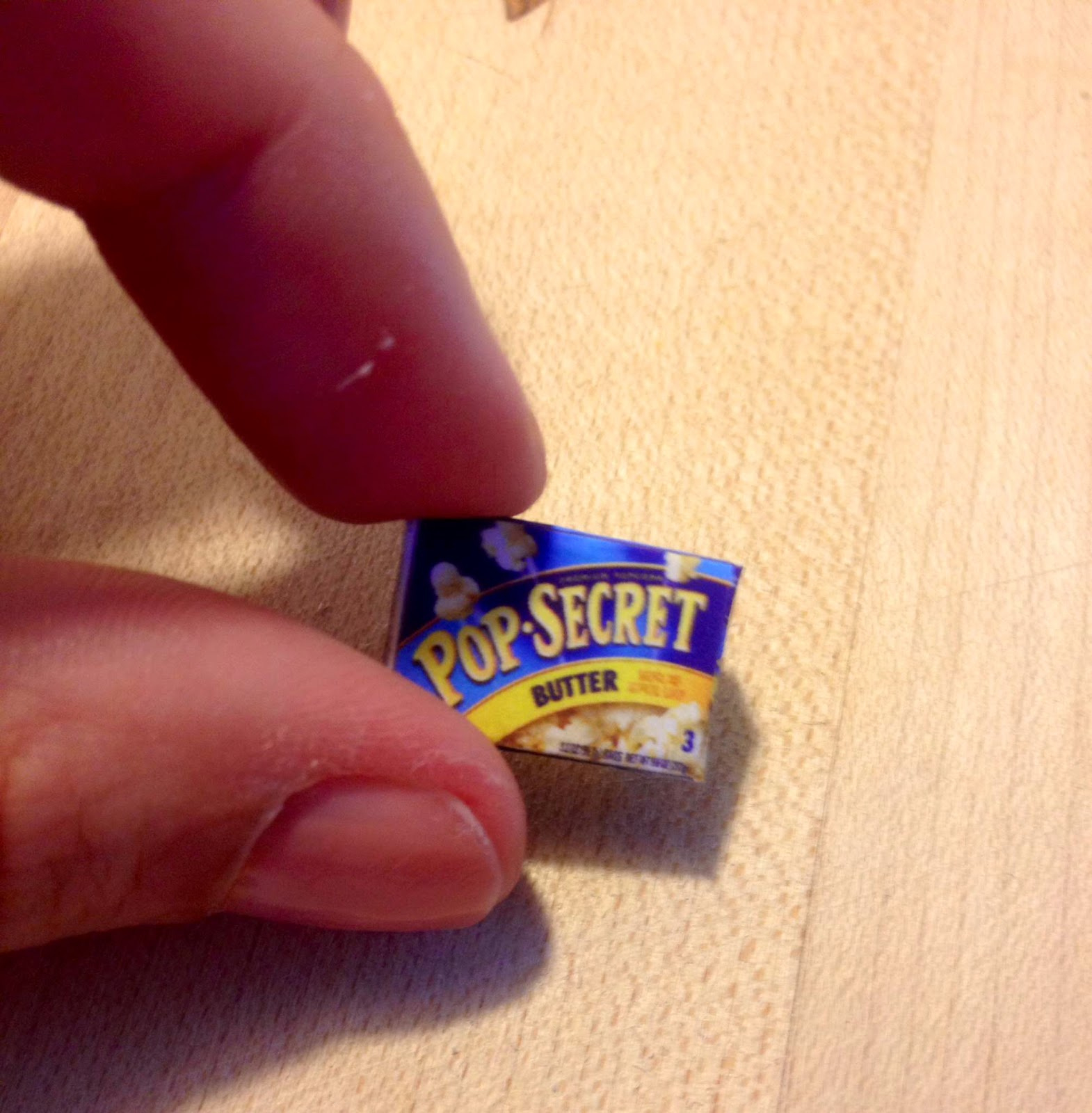 Free Printable: Miniature Popcorn Box with Free 1/24 Scale Printables