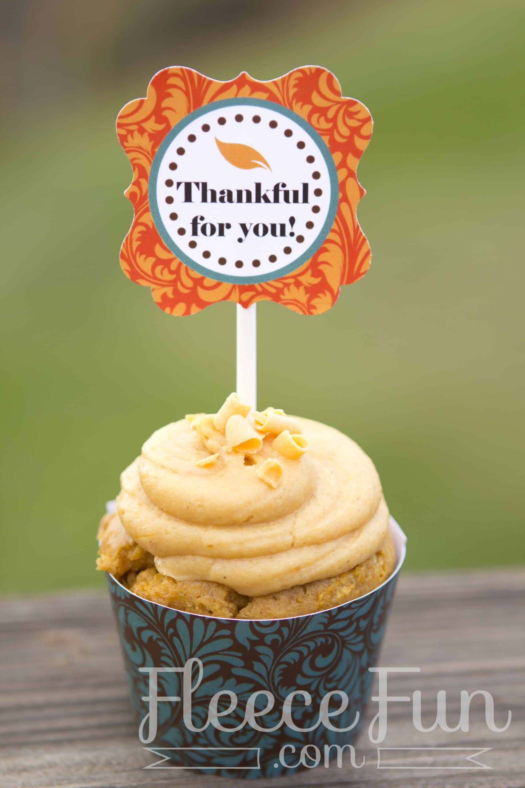 Free Thanksgiving Printable - Cupcake Holder ♥ Fleece Fun inside Thanksgiving Cupcake Toppers Printable Free